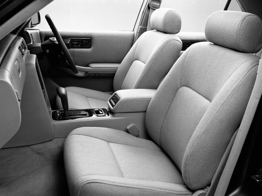 Интерьер Nissan Cima (Y32) 1991 года  (фото 4 из 15)